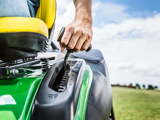 John Deere X107 benutzerfreundliche Bedienelemente