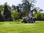 Alpina AT4 84 HA Benzin-Rasentraktor mit Fangkorb – Bild 3